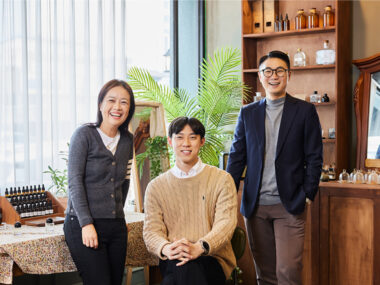 왼쪽부터 장원주 전임평가사, 김재동 평가사, 이은택 전임평가사가 정면을 바라보며 미소를 짓는 모습