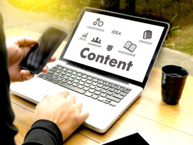 한 사람이 노트북을 하고 있는 모습의 사진