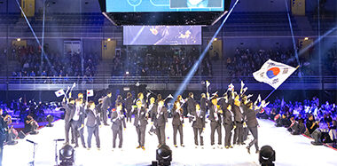 제십회 프랑스 메스 국제장애인기능올림픽대회에서 대한민국이 칠연패를 달성하여 폐회식을 하는 모습의 사진