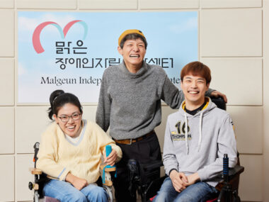 왼쪽부터 최지영 동료지원가, 이락 동료지원가, 김성현 사회복지사가 미소를 짓는 모습의 사진