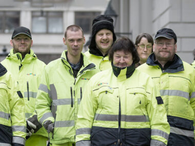 삼할 근로자들이 정면을 바라보며 서 있는 모습의 사진