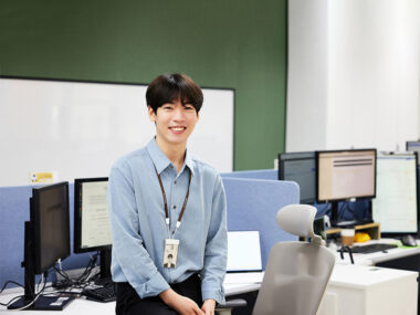 이강용 개발자가 미소를 짓고 있는 모습의 사진