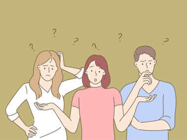 두명의 여성과 한명의 남성 머리 위로 물음표가 그려져있는 일러스트 이미지