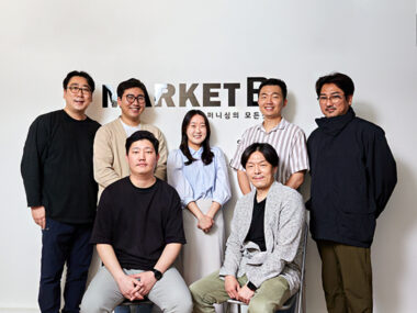 환하게 웃고 있는 마켓비 직원들의 사진
