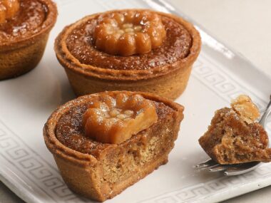 파리바게뜨 스타일로 재해석한 약과타르트 가 접시에 담겨있는 사진