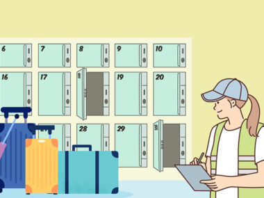 육, 칠, 팔, 구 등 짐칸을 배경으로 빨간색, 파란색, 노란색, 청록색 캐리어가 있고, 여성이 짐을 확인하는 일러스트 그림