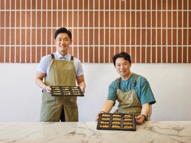 김현종 실장과 강봉구 과장이 정면을 바라보며 미소를 짓고 있는 사진