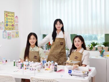 석고방향제를 만들기 위해 공방을 찾은 김은서, 정진실 주임과 김혜지 교사(왼쪽부터) / 하얀 커튼을 배경으로 책상에는 귀여운 캐릭터들이 놓여있다.