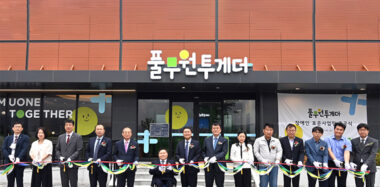 풀무원투게더의 박광순 대표이사와 장애인근로자 등 임직원 육십여 명이 참석해 개소를 축하하는 모습의 사진