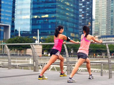 두명의 여성이 탁 트여있는 공간에서 운동하고 있는 사진