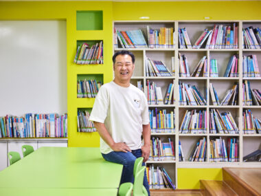 대통령상을 수상 받은 인천부원초등학교 강제길 사서 실무사가 정면을 바라보며 환하게 웃는 사진