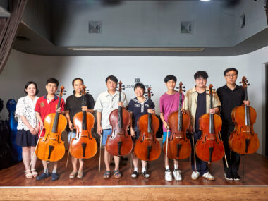 첼로를 들고 미소를 짓고 있는 게임회사 최초의 장애인 연주단원들 사진