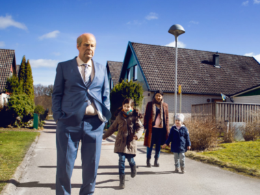 스웨덴 영화 ‘오베라는 남자’는 아내를 잃은 괴팍하고도 다정한 노인과 이웃들의 이야기를 보여준다. / 사진 오베라는 한 남성과 그 이웃들이 서있다.