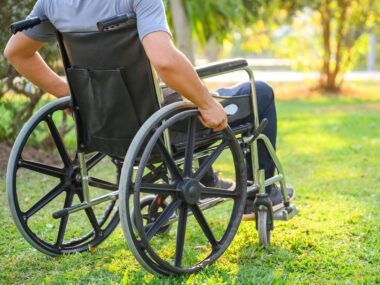 한명의 장애인 남성이 휠체어를 타고있는 사진