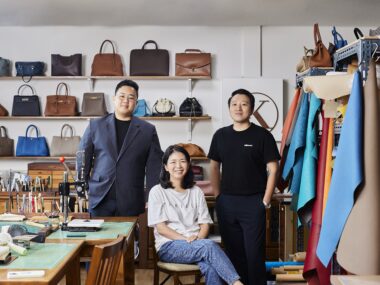 명함 카드지갑을 만들기 위해 공방을 찾은 신성식 과장, 이기송 팀장, 박보영 과장 사진(왼쪽부터)