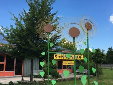 독일 뷔르템부르크 지역 슈바베슈 할에 있는 '소넨호프' 장애인 작업장 사진 청명한 하늘아래에 있는 모습