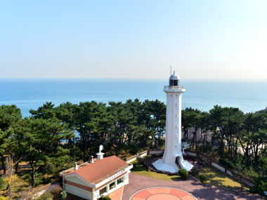 백년이 넘는 역사를 가진 을기등대 사진 탁트인 풍경을 자랑한다.
