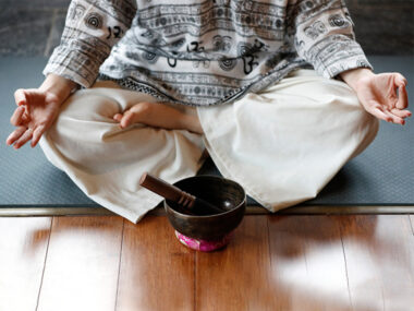 한 여성이 디지털 디톡스를 위해 가부좌를 틀고 명상하는 모습