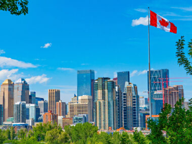 캐나다 도시 전경 사진으로 국기가 보이는 사진