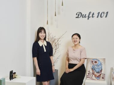 룸 스프레이와 퍼퓸 핸드크림을 만들기 위해 공방을 찾은 이경수 주임과 이소희 대리