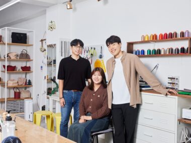 정면을 바라보며 미소짓는 장윤지, 심상훈 주임. 그리고 김혜석 대리