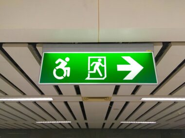 장애인 안내 로고로 역동적인 휠체어, 뛰어가는 로고, 오른쪽 화살표 사진 등이다.