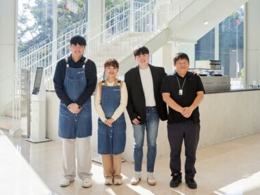 생명누리 직원들이 정면을 바라보며 미소짓는 사진