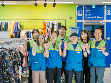 굿윌스토어 밀알인천점의 장애인·비장애인 직원들