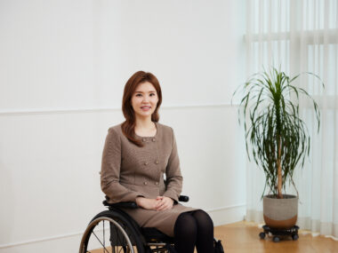 최국화 아나운서가 미소를 짓는 사진