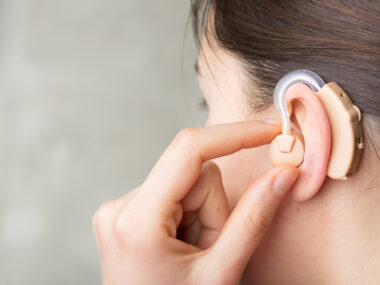 여성이 보청기를 착용하는 모습의 사진