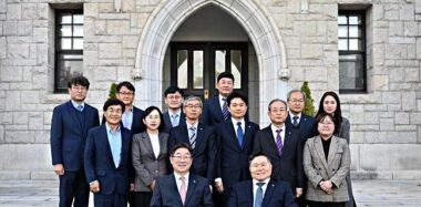 협약서 서명 후 공단과 고려대학교 관계자들이 기념사진을 촬영하고 있는 모습